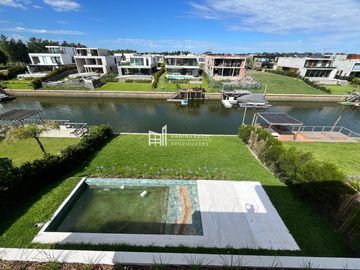 Casa en venta de 4 dormitorios al Rio en Nordelta El Yacht