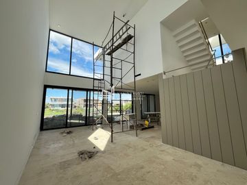 Casa en venta de 4 dormitorios al Rio en Nordelta El Yacht