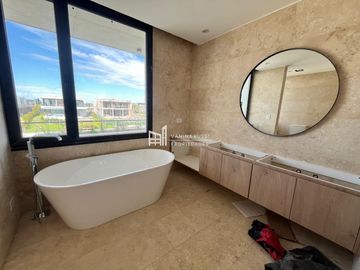 Casa en venta de 4 dormitorios al Rio en Nordelta El Yacht