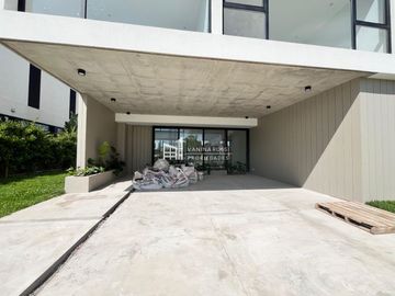 Casa en venta de 4 dormitorios al Rio en Nordelta El Yacht