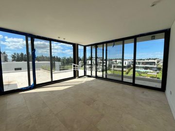 Casa en venta de 4 dormitorios al Rio en Nordelta El Yacht
