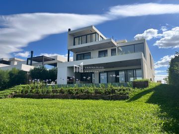 Casa en venta de 4 dormitorios al Rio en Nordelta El Yacht