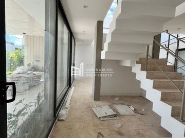 Casa en venta de 4 dormitorios al Rio en Nordelta El Yacht