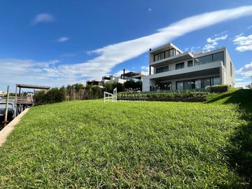 Casa en venta de 4 dormitorios al Rio en Nordelta El Yacht