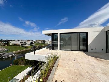 Casa en venta de 4 dormitorios al Rio en Nordelta El Yacht