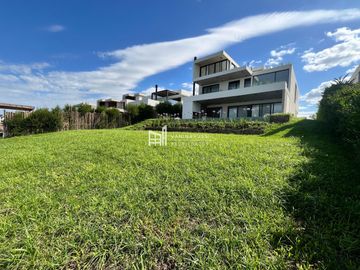 Casa en venta de 4 dormitorios al Rio en Nordelta El Yacht