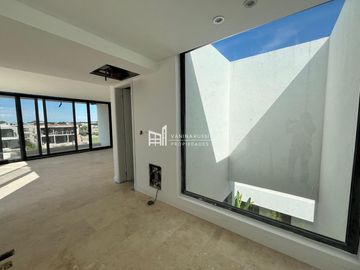 Casa en venta de 4 dormitorios al Rio en Nordelta El Yacht