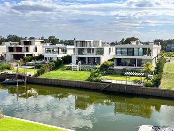 Casa en venta de 4 dormitorios al Rio en Nordelta El Yacht