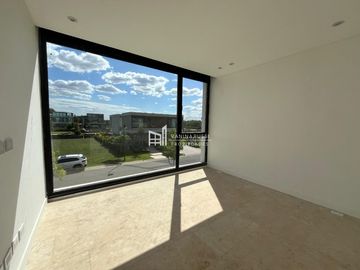 Casa en venta de 4 dormitorios al Rio en Nordelta El Yacht