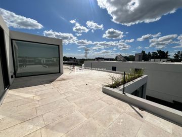 Casa en venta de 4 dormitorios al Rio en Nordelta El Yacht