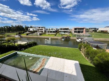 Casa en venta de 4 dormitorios al Rio en Nordelta El Yacht
