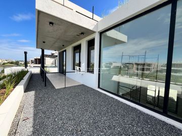 Casa en venta de 4 dormitorios al Rio en Nordelta El Yacht