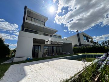 Casa en venta de 4 dormitorios al Rio en Nordelta El Yacht