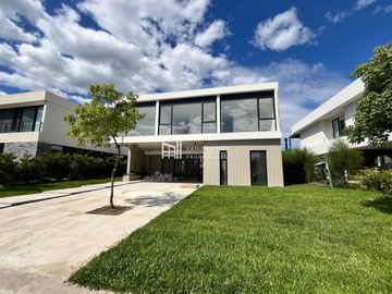 Casa en venta de 4 dormitorios al Rio en Nordelta El Yacht