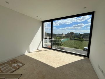 Casa en venta de 4 dormitorios al Rio en Nordelta El Yacht