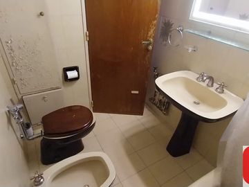 Departamento en venta de 2 dormitorios con cochera y baulera en Parque Patricios