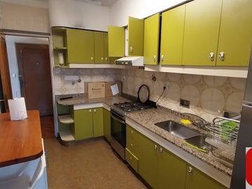 Departamento en venta de 2 dormitorios con cochera y baulera en Parque Patricios