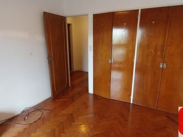 Departamento en venta de 2 dormitorios con cochera y baulera en Parque Patricios