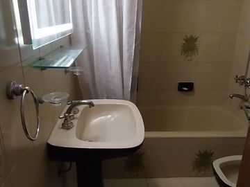 Departamento en venta de 2 dormitorios con cochera y baulera en Parque Patricios