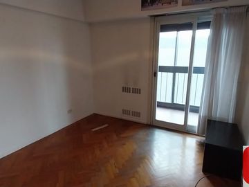 Departamento en venta de 2 dormitorios con cochera y baulera en Parque Patricios