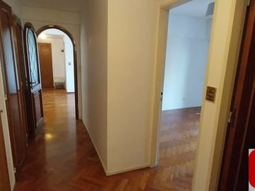 Departamento en venta de 2 dormitorios con cochera y baulera en Parque Patricios
