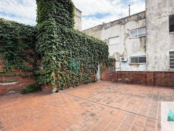 PH al frente con ent. independiente, garage, fondo y terraza, Floresta.
