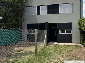 Dúplex en venta de 3 dormitorios c/ cochera en Los Horneros