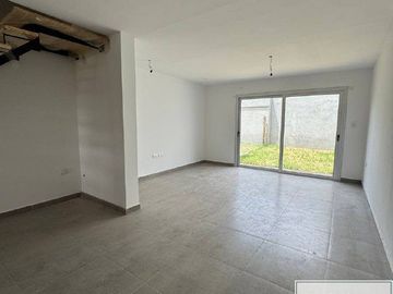 Dúplex en venta de 3 dormitorios c/ cochera en Los Horneros