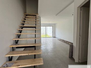 Dúplex en venta de 3 dormitorios c/ cochera en Los Horneros
