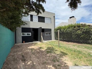 Dúplex en venta de 3 dormitorios c/ cochera en Los Horneros