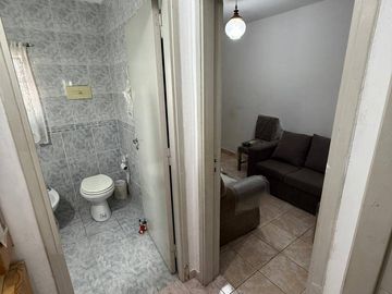 VENTA casa 3 ambientes con cochera, departamento, patio y casa al fondo con segundo patio