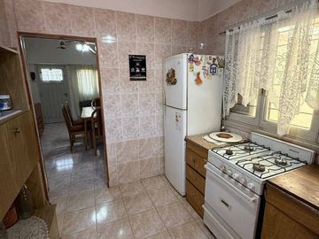 VENTA casa 3 ambientes con cochera, departamento, patio y casa al fondo con segundo patio
