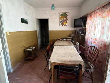VENTA casa 3 ambientes con cochera, departamento, patio y casa al fondo con segundo patio