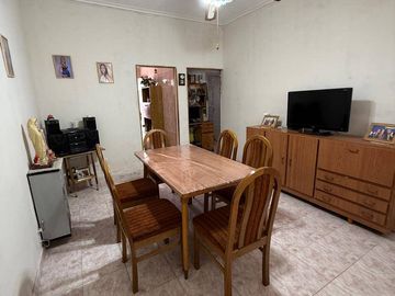 VENTA casa 3 ambientes con cochera, departamento, patio y casa al fondo con segundo patio
