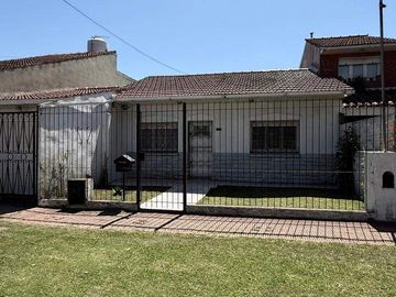 VENTA casa 3 ambientes con cochera, departamento, patio y casa al fondo con segundo patio