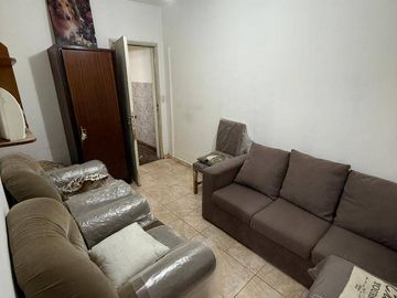 VENTA casa 3 ambientes con cochera, departamento, patio y casa al fondo con segundo patio