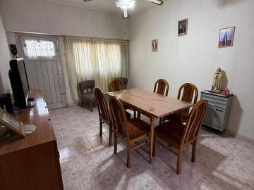 VENTA casa 3 ambientes con cochera, departamento, patio y casa al fondo con segundo patio