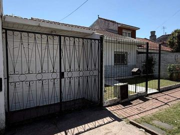 VENTA casa 3 ambientes con cochera, departamento, patio y casa al fondo con segundo patio