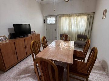 VENTA casa 3 ambientes con cochera, departamento, patio y casa al fondo con segundo patio