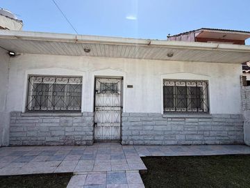 VENTA casa 3 ambientes con cochera, departamento, patio y casa al fondo con segundo patio
