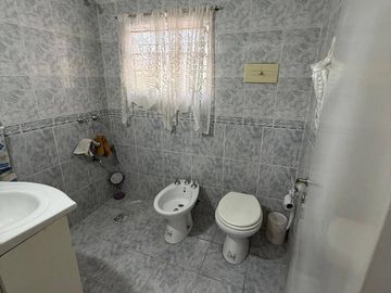 VENTA casa 3 ambientes con cochera, departamento, patio y casa al fondo con segundo patio