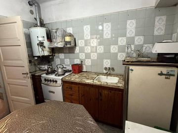 VENTA casa 3 ambientes con cochera, departamento, patio y casa al fondo con segundo patio
