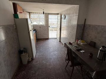 VENTA casa 3 ambientes con cochera, departamento, patio y casa al fondo con segundo patio