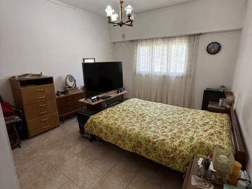 VENTA casa 3 ambientes con cochera, departamento, patio y casa al fondo con segundo patio