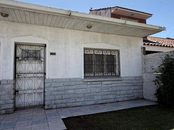 VENTA casa 3 ambientes con cochera, departamento, patio y casa al fondo con segundo patio