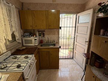 VENTA casa 3 ambientes con cochera, departamento, patio y casa al fondo con segundo patio