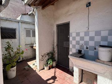 VENTA casa 3 ambientes con cochera, departamento, patio y casa al fondo con segundo patio