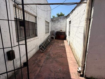 VENTA casa 3 ambientes con cochera, departamento, patio y casa al fondo con segundo patio