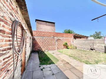 Casa en venta de 2 dormitorios c/ cochera en San Cayetano