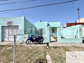 Casa en venta de 2 dormitorios c/ cochera en San Cayetano